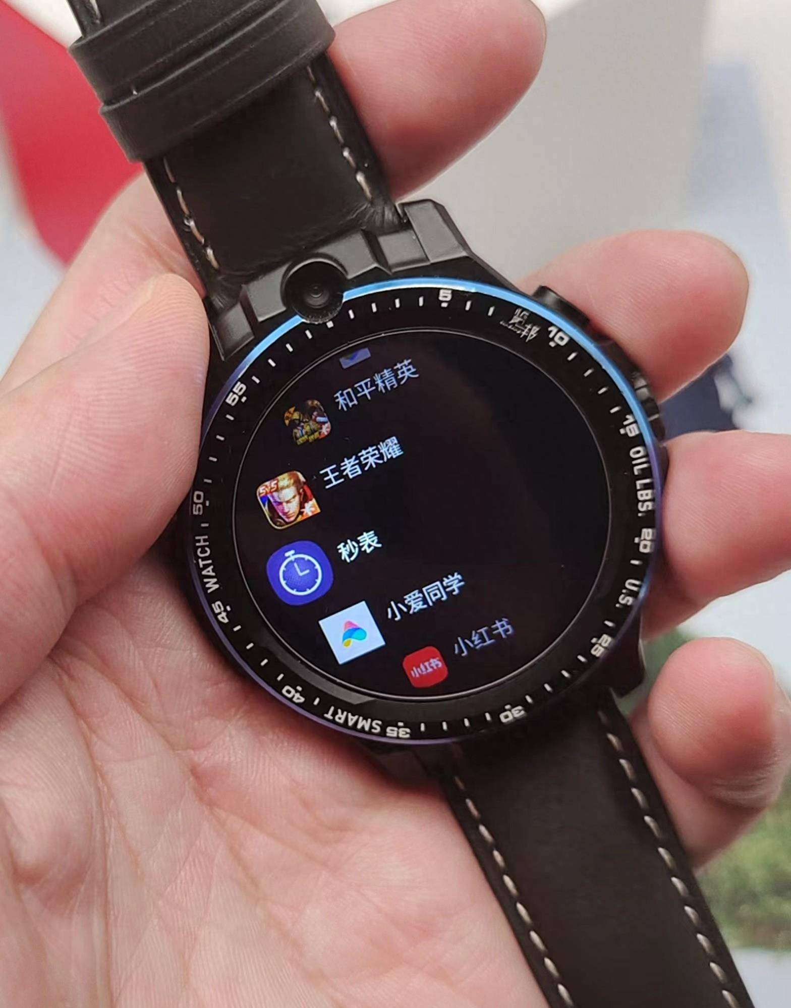 这款手表拥有出色的表盘,运行hami开发的android os 10.