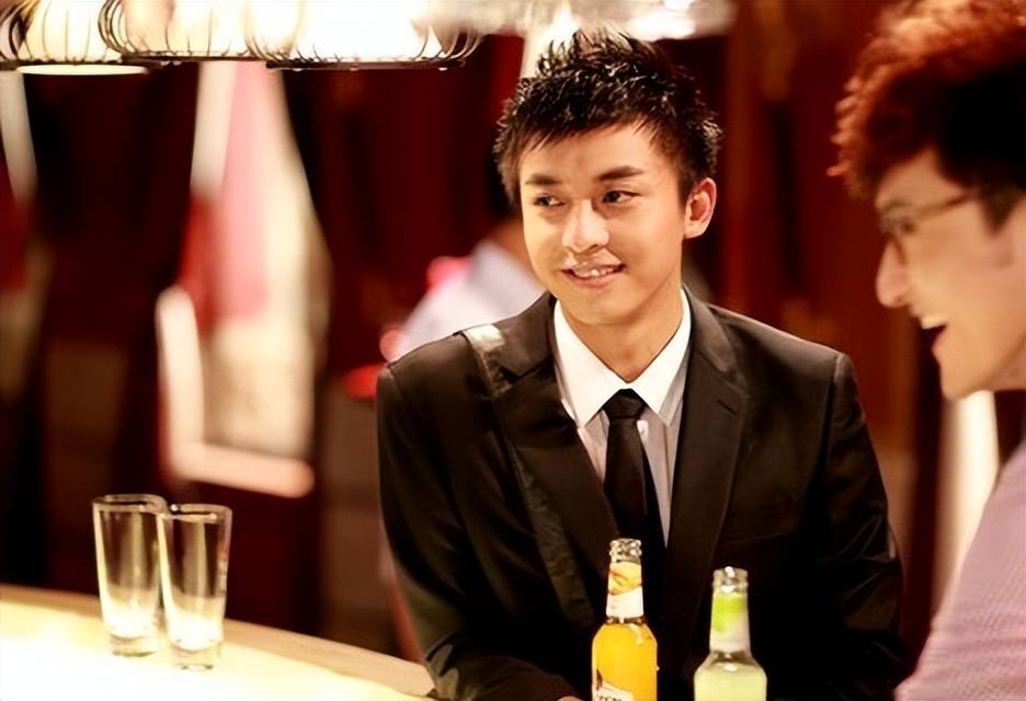 李佳航的家庭条件普普通通,小时候的他就对于表演有一种莫名的兴趣