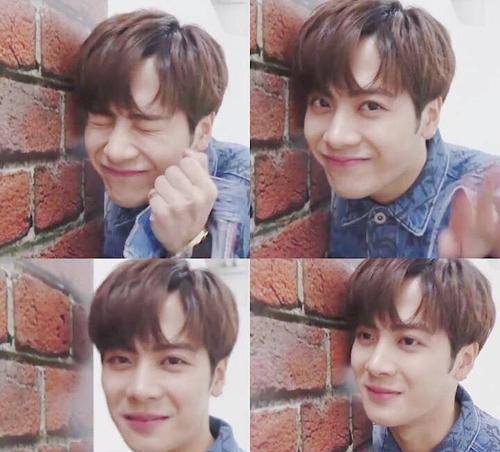 看到粉丝在网上发布自己的丑照时会卖萌假装生气,王嘉尔土味情话和