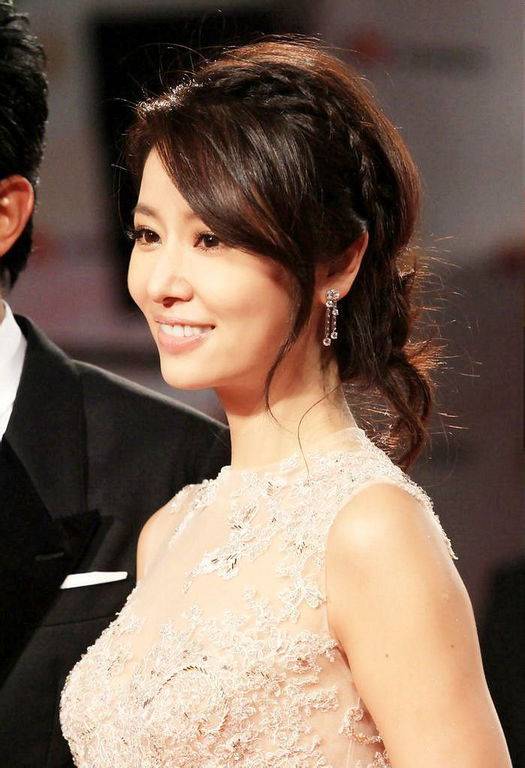 林心如晒硕士毕业照,淡妆出镜皮肤紧致,为上学每周来回奔波_女儿_因为