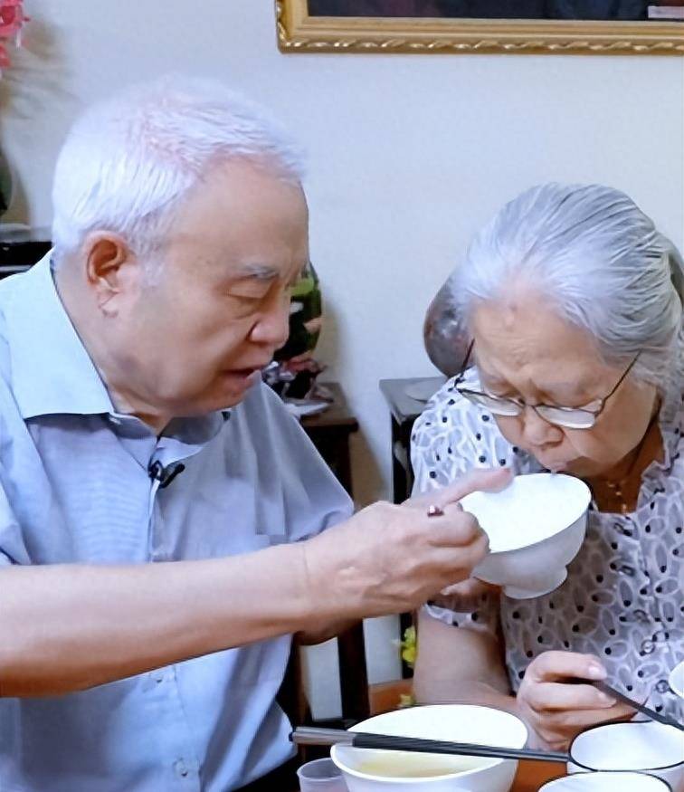 朱迅:羡慕恩爱老夫妻,坦言"老公王志从来都没有给自己喂过饭"_钱七虎