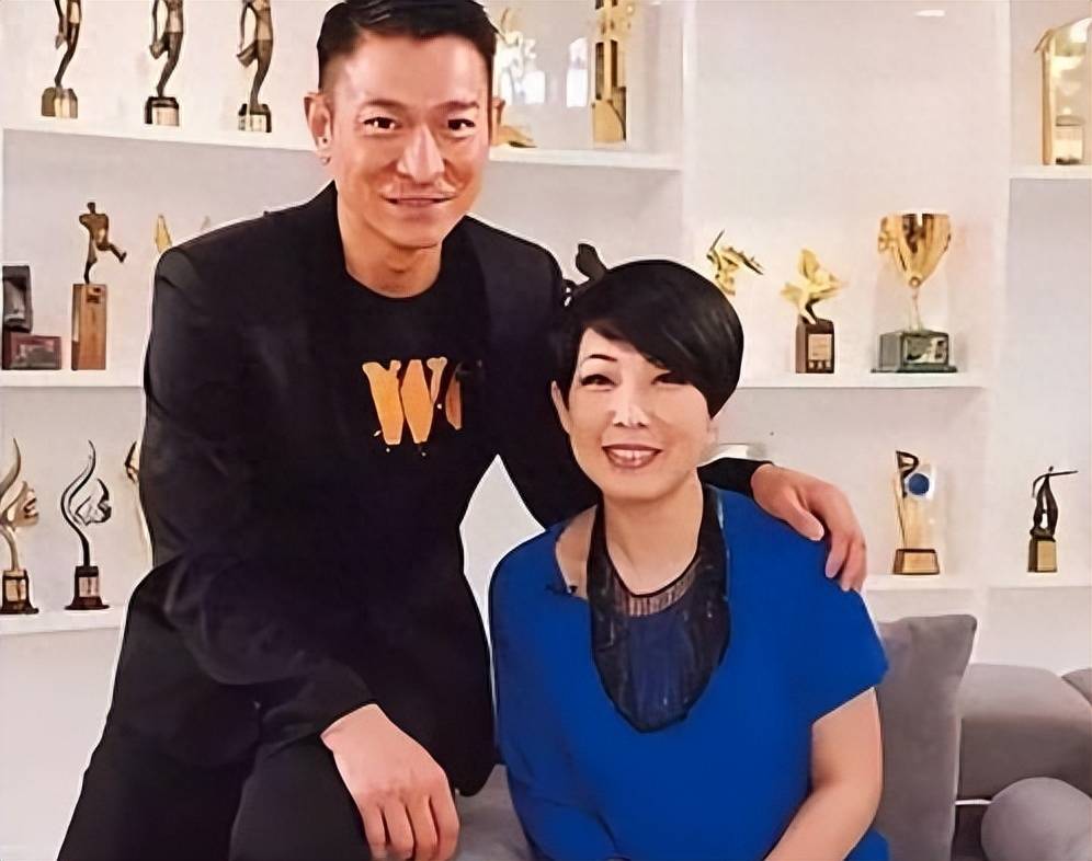 知名女主持承认出轨陈小春,曾和多位男星牵扯,为什么她不怕封杀_黎芝