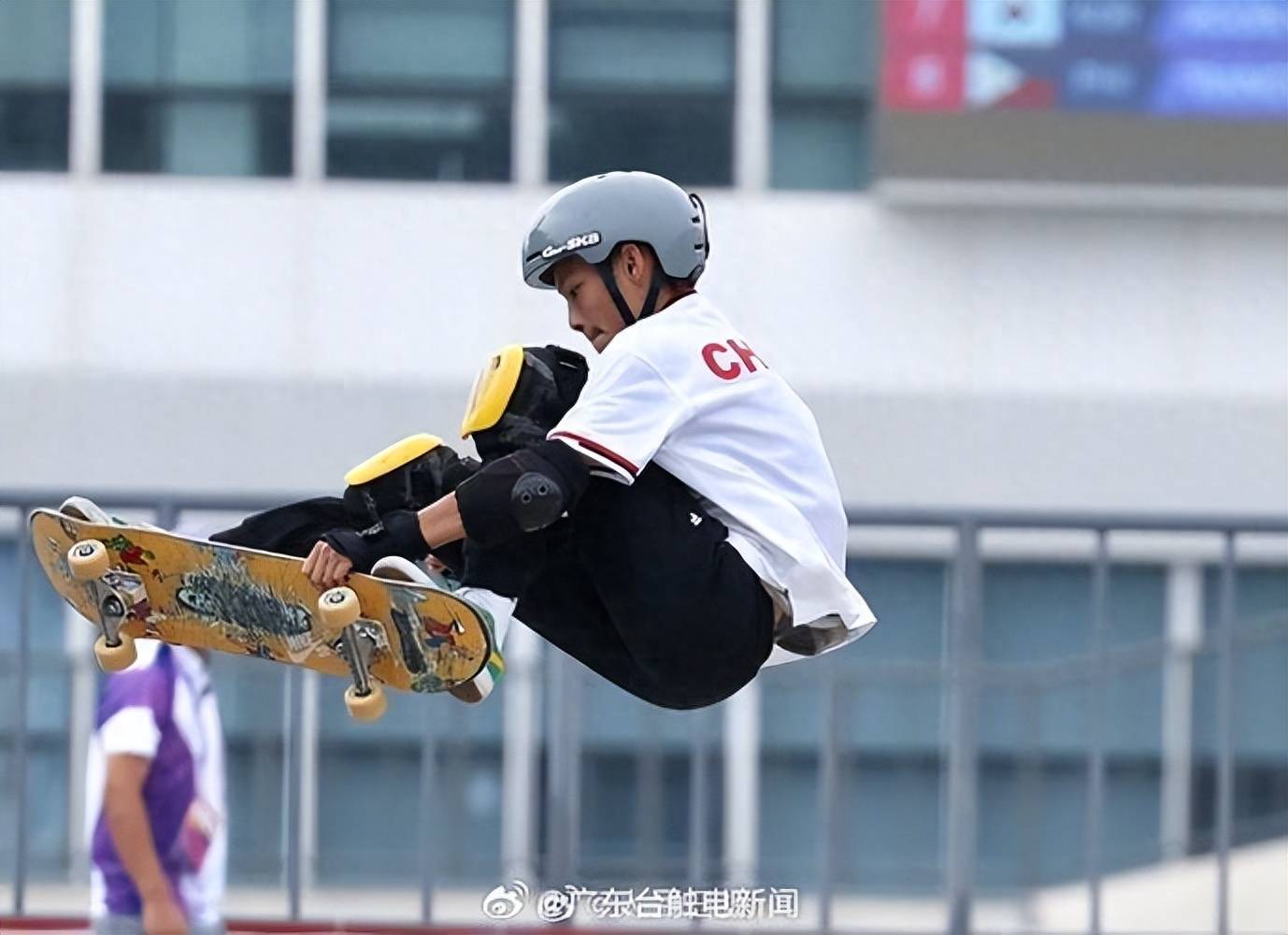 15岁小将破2大纪录,中国完成零的突破_滑板_运动_陈烨