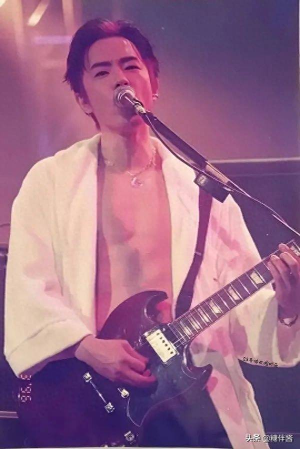 而朱茵和黄贯中认识2年才开始正式拍拖,谈了17年恋爱才结婚.