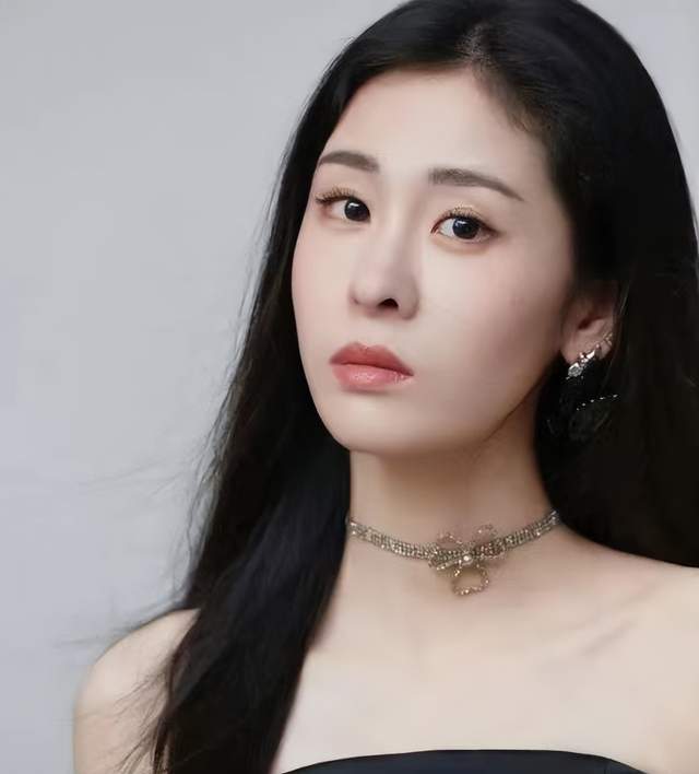 张碧晨连续8年发文为姚贝娜庆冥诞,两人友情深厚,网友:有心了 疯二傻