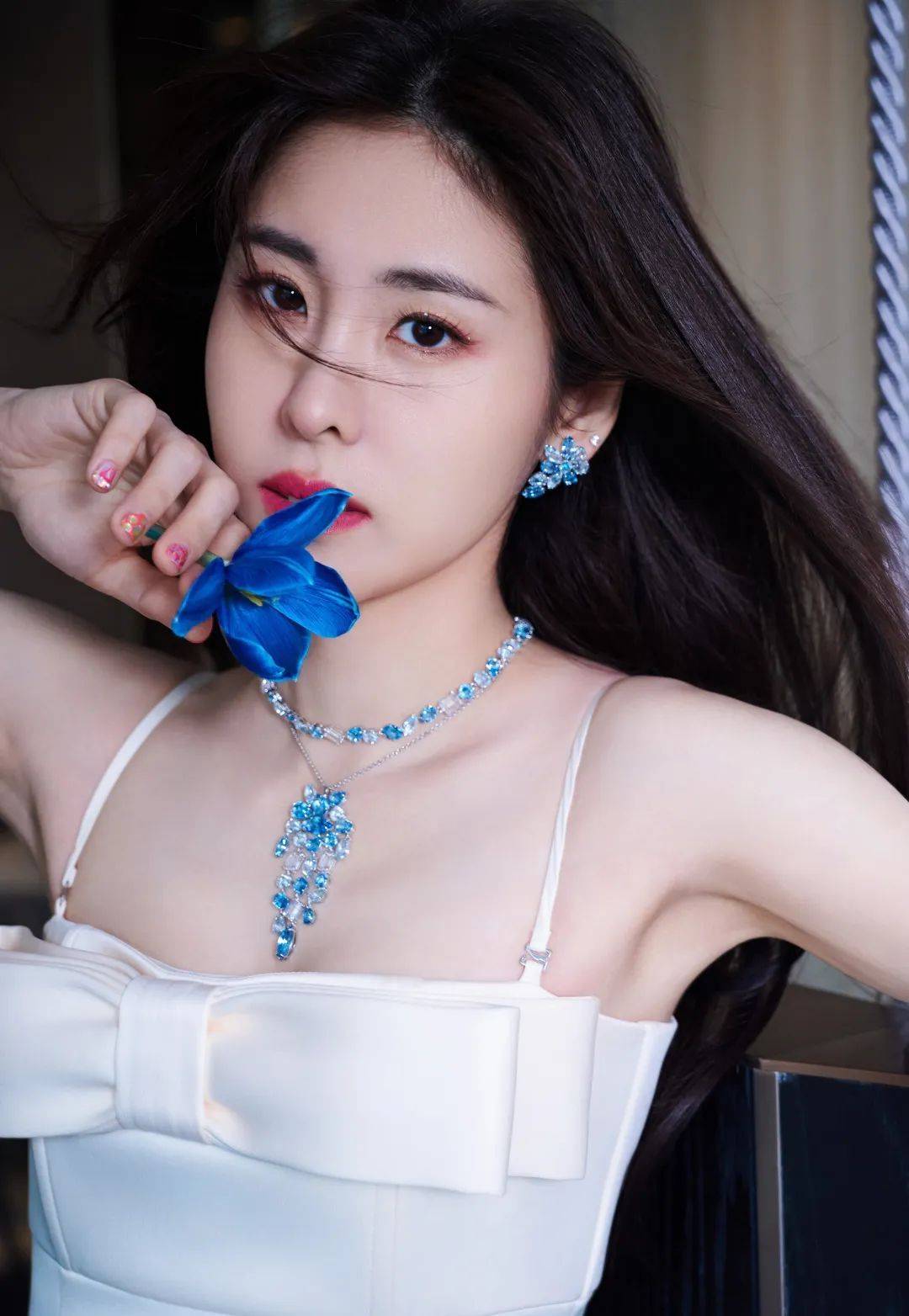 【张碧晨写真美图】一袭白色抹胸长裙,优雅柔美,闪耀施华洛世奇_活动