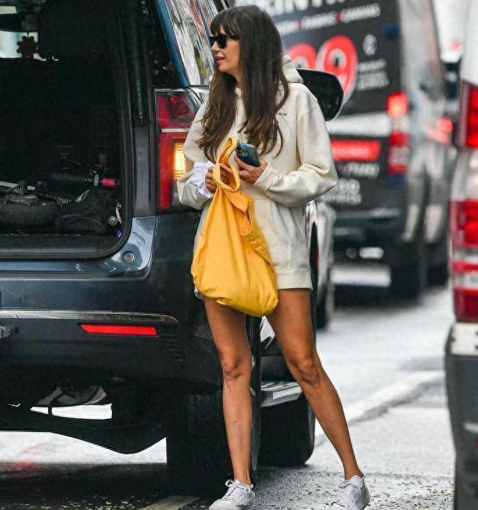 这种穿法最适合小个子的人,因为这样会让腿看起来更长更大.