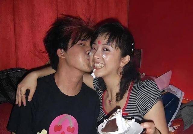 和母亲双双闪婚,一对剪子直逼流氓,野人样的她大张伟无福消受_黄小蕾