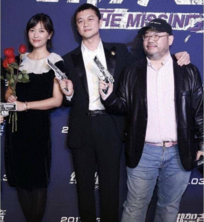 徐静蕾开启新造型,穿黑丝袜搭配女仆礼服,尽显军装魅力!