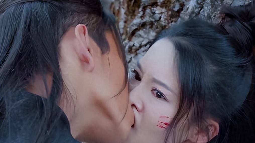 电影《狼殿下》中,饰演男主的王大陆和饰演女主角的李沁有一场吻戏