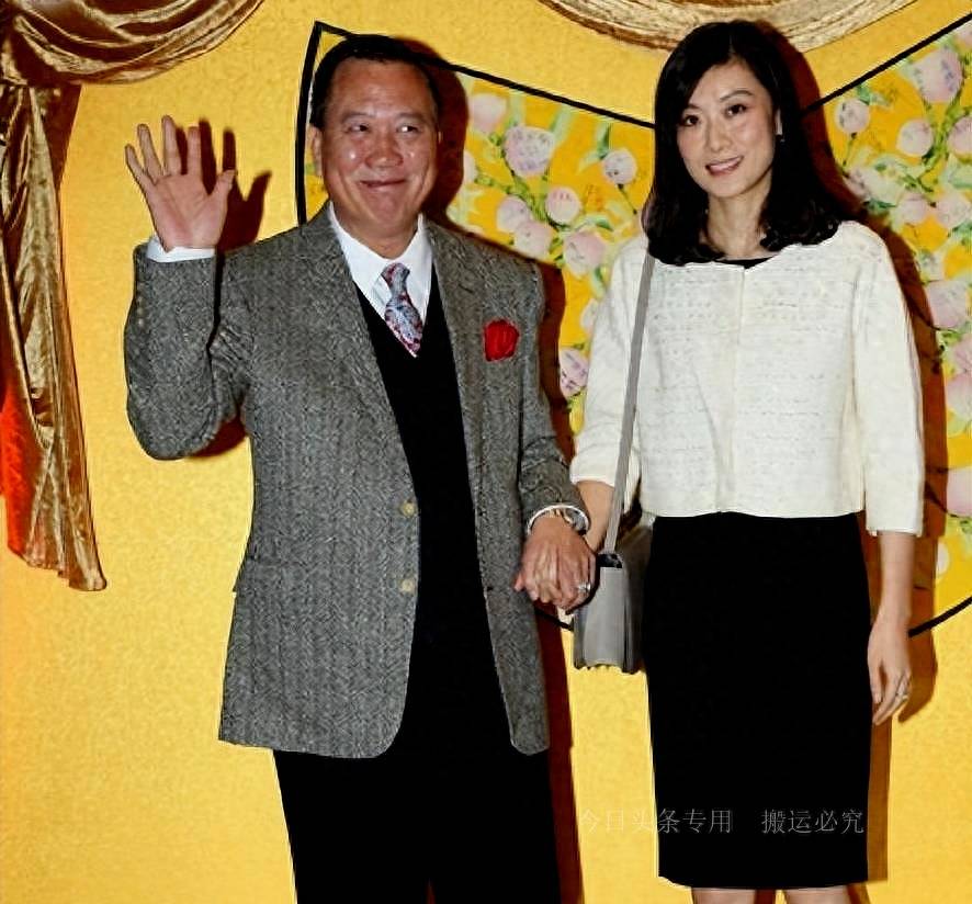 万梓良携小16岁空姐娇妻亮相,夫妻同框如两辈人,娇妻皮肤如少女