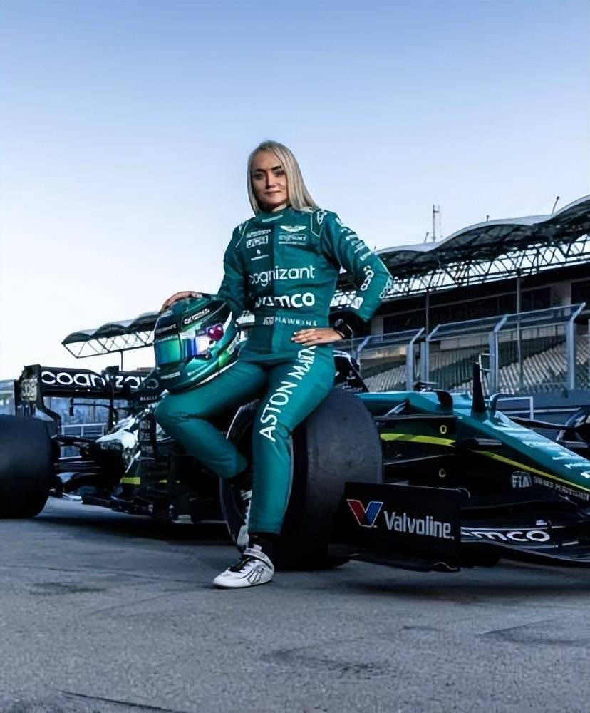 马丁车手大使杰西卡完成测试_赛道_赛车_梦想成真