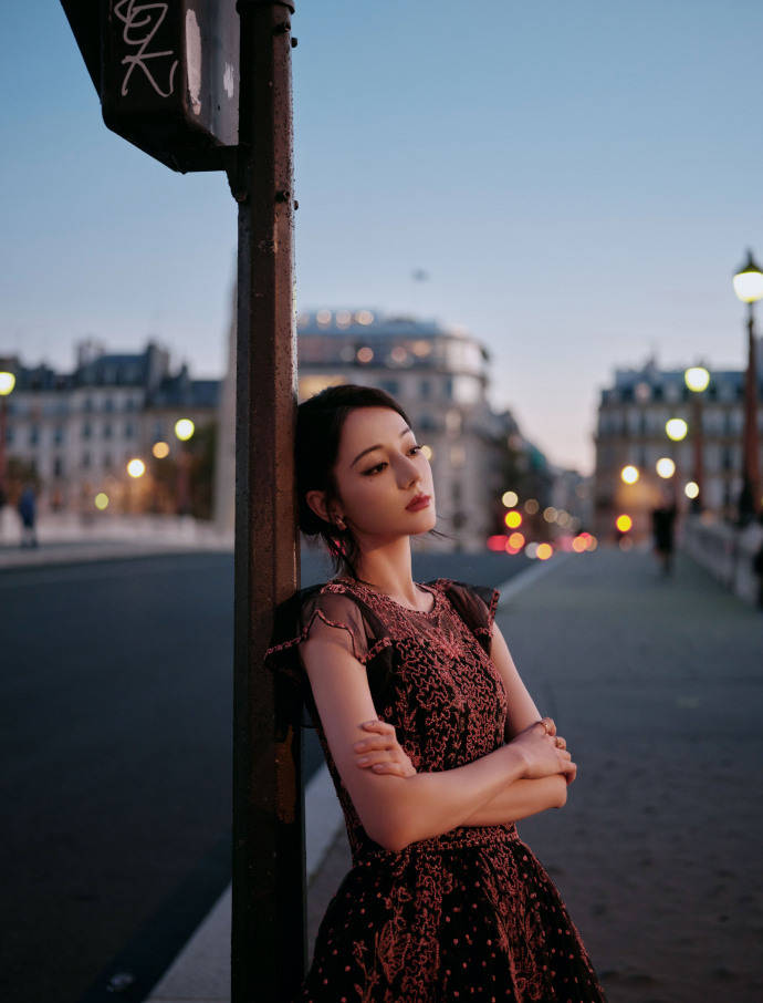 迪丽热巴身着黑色长裙驻足塞纳河畔 优雅浪漫氛围感十足_成为了_大片