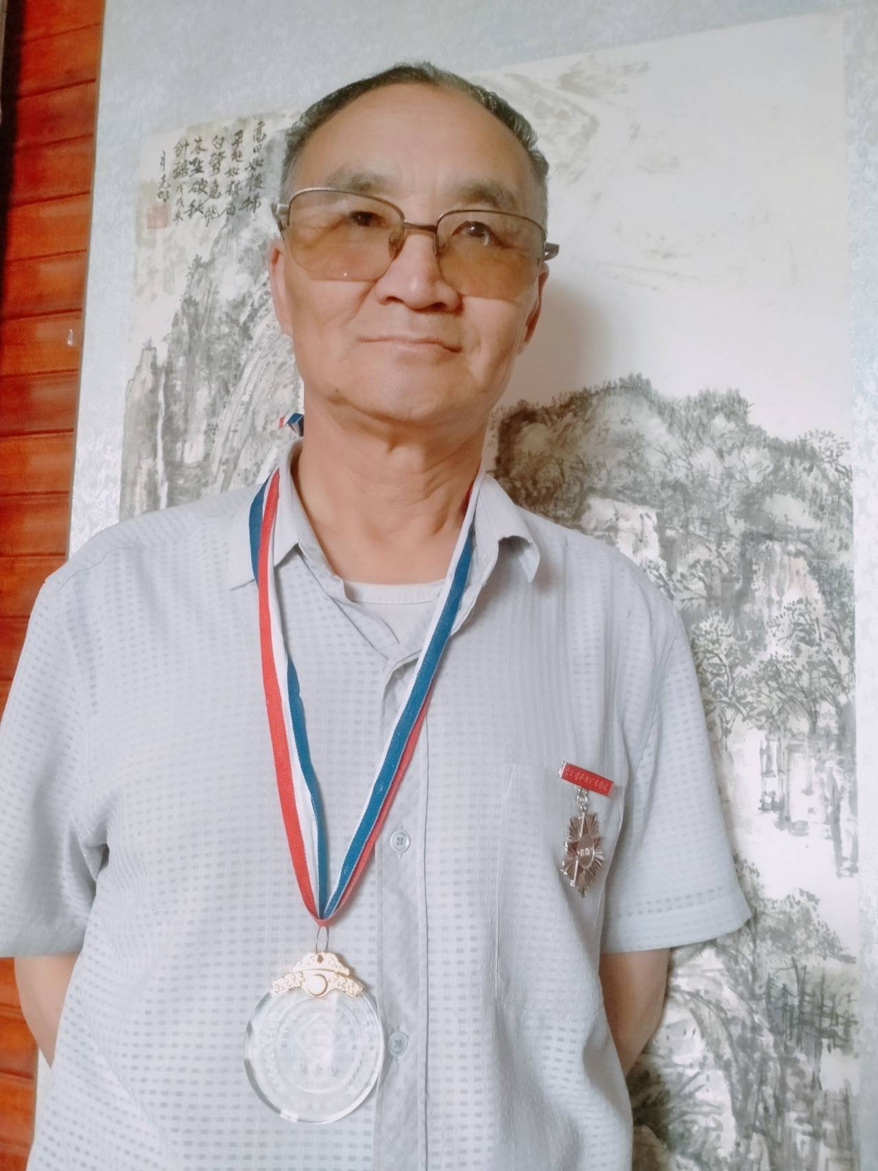 男,甘肃省陇南市西和县人士,甘肃省美协会员,华夏好丹青第三期画家