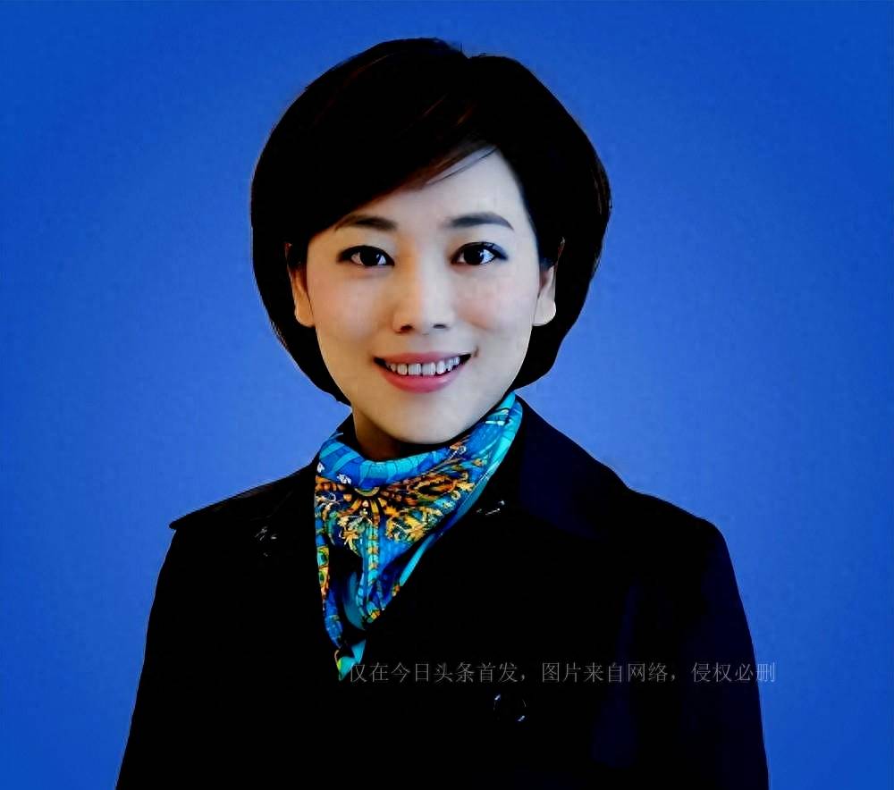 她是央视主持人:38岁高龄产子,和丈夫分居17年,今51岁知性端庄_劳春燕