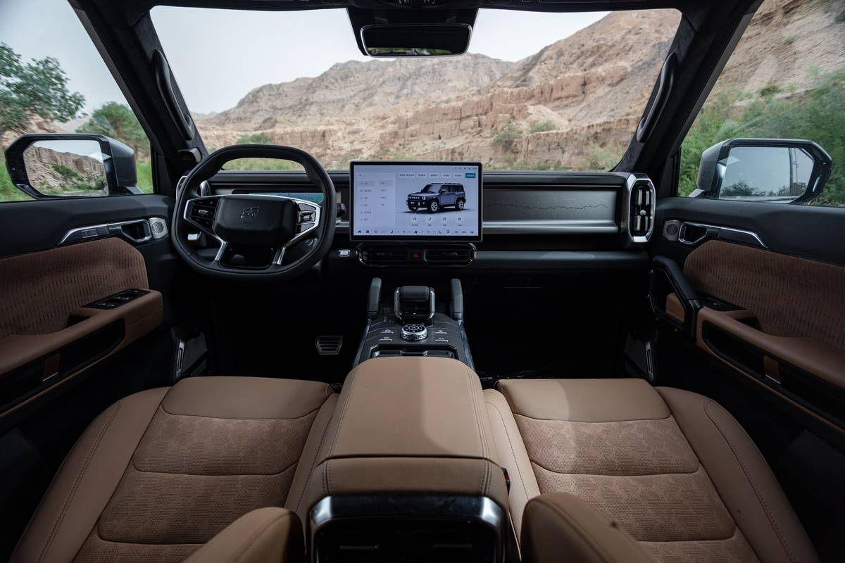 相比硬核的外观,旅行者的内饰突出了家庭实用性和科技感,全新设计的