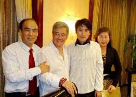 赵本山吴海元亲如兄弟,为何其女球球对赵玉田吴云飞态度冷冰冰_直播