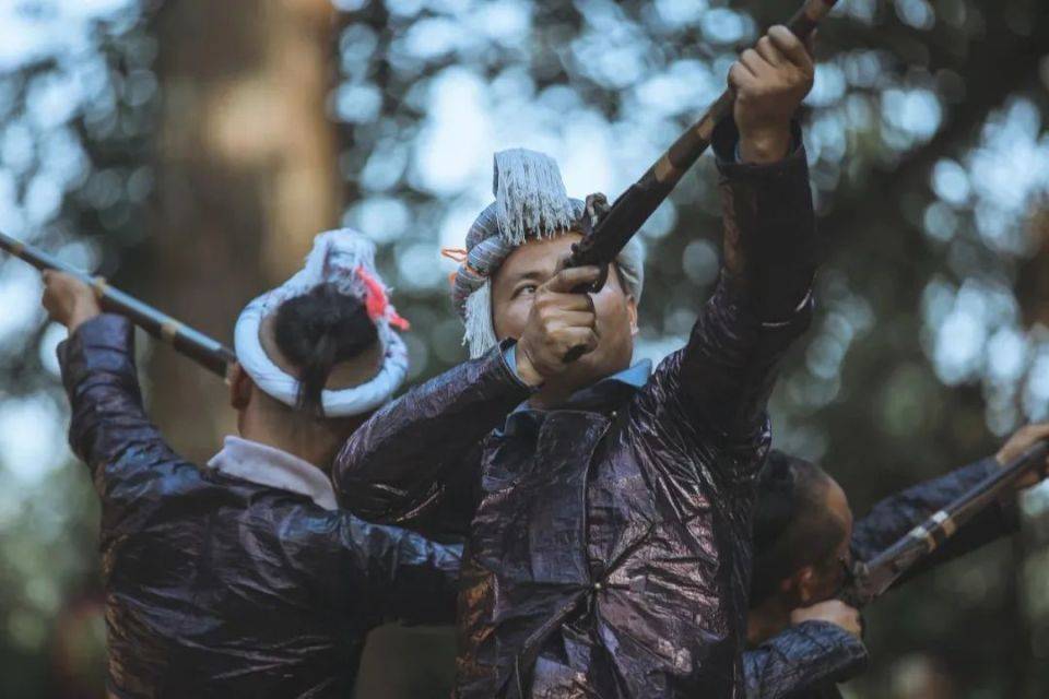 会列队排开,摆好姿势,像是在山中射杀猛禽一般,对着高空砰砰连发几枪