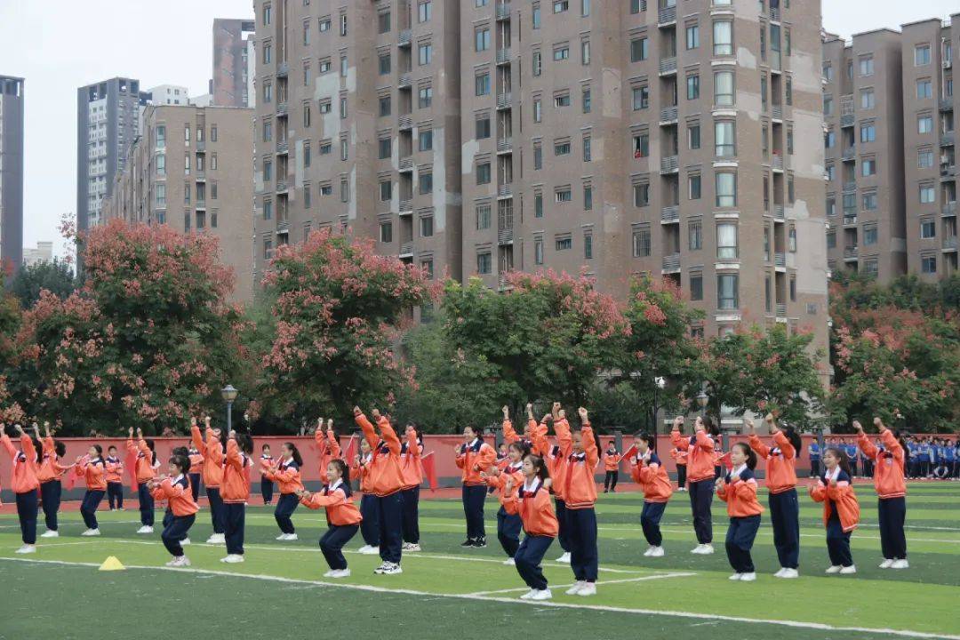 近200名小学生在这里快乐舞蹈,他们努力向上坚定自己的梦想,以艺术