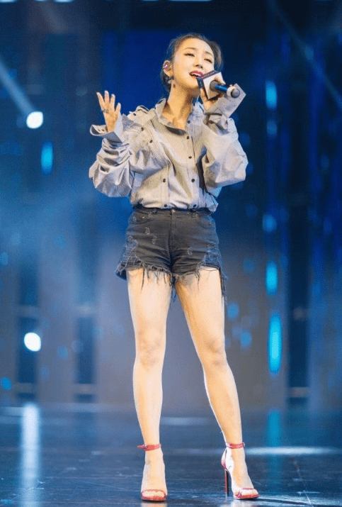 35岁何洁出现在商演,身材略显臃肿似又发福,曾为漂亮饿到胃痉挛_孩子