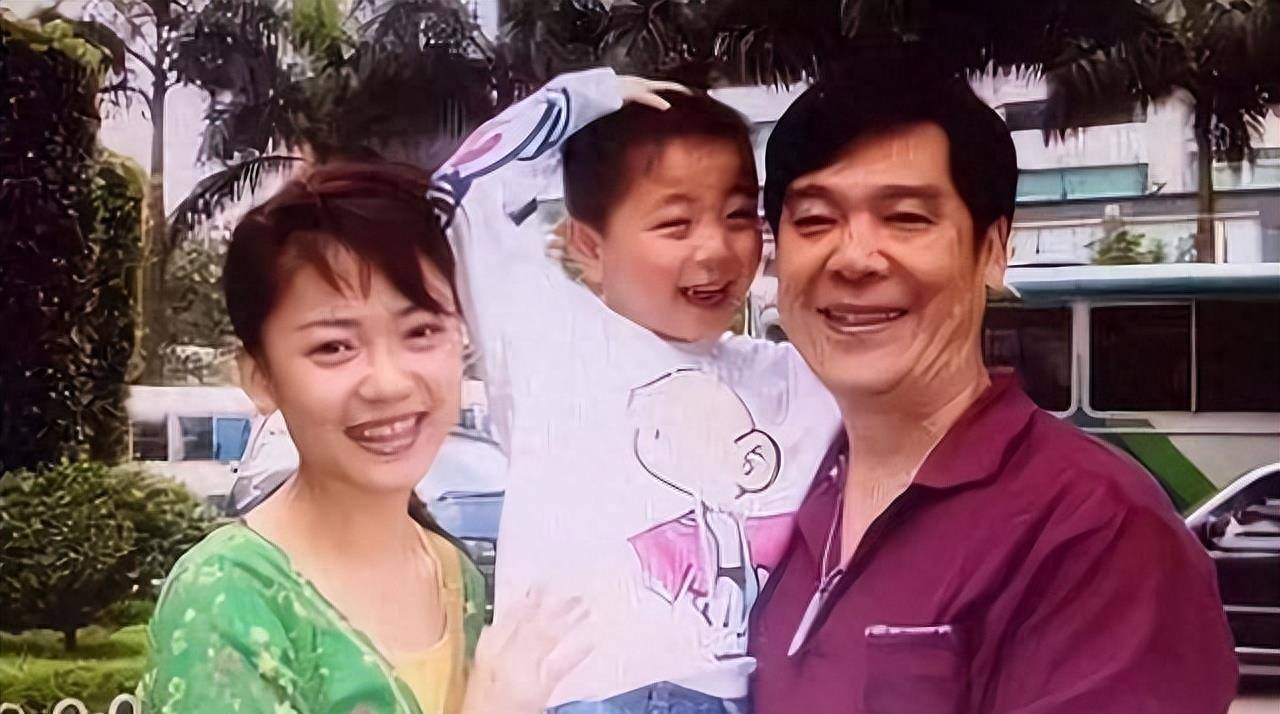 丁玲,饰演香兰的演员,是山东青岛人,出生于1976年.