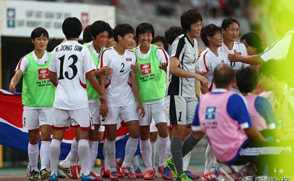 国外女足轻松战胜新加坡,7球狂胜_比赛_观众们_进攻