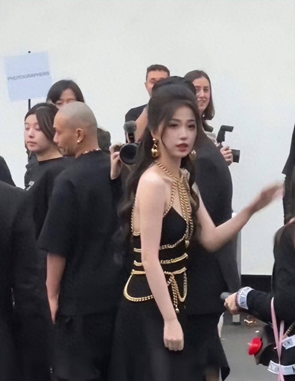 虞书欣米兰时装周生图来了,高颅顶显脸小,比老外还白一个色号_皮肤