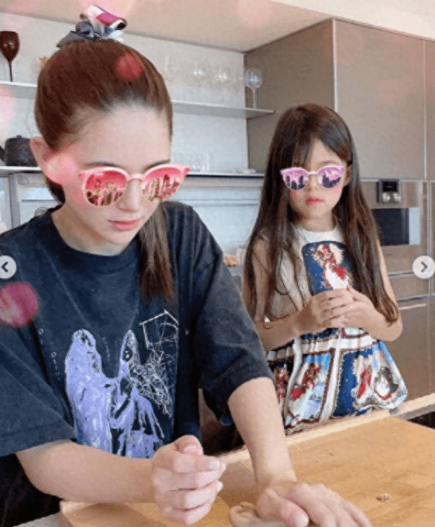 周杰伦晒女儿打卡照,称自己是很棒的摄影师,海瑟薇超可爱_创作_歌曲