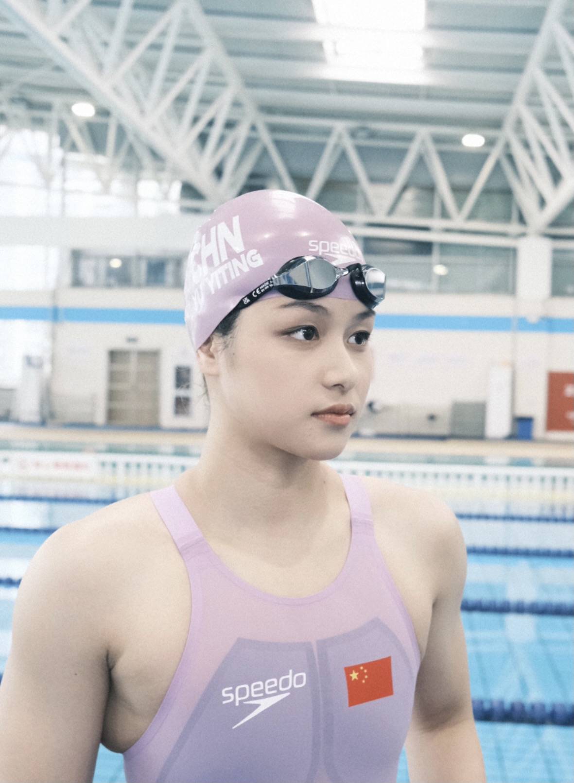 18岁浙江女孩拿亚运三金,被赞新泳坛女神,长得像混血_余依婷_中国游泳