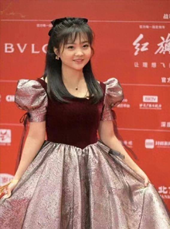 林妙可24岁,神秘多变,年龄难辨!