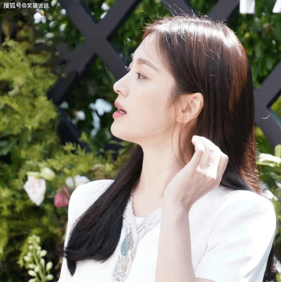 宋慧乔晒怼脸自拍视频:白衣牛仔裤好休闲,长发飘飘笑容甜美!