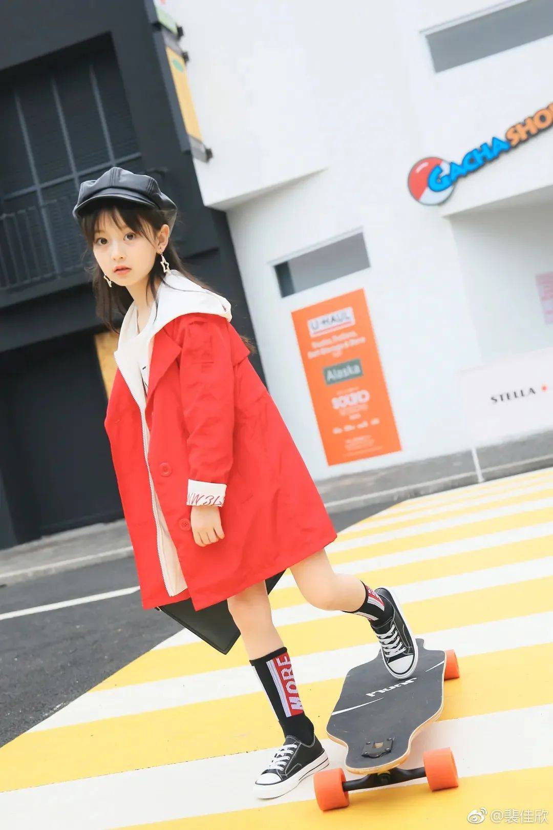 还记得让王一博化身"女儿奴"的那个女孩吗?她长大了!