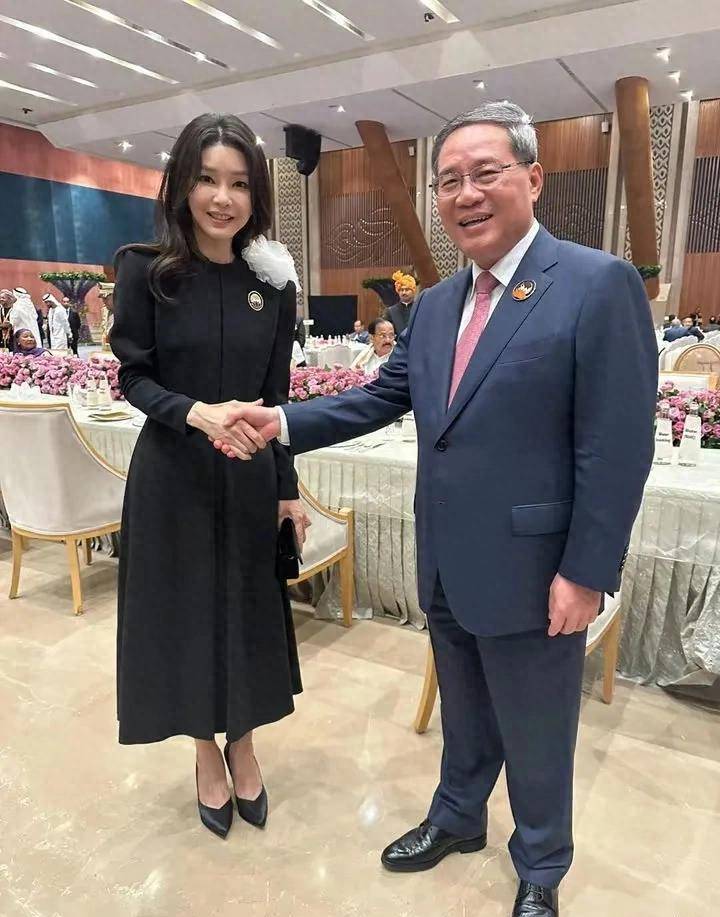 与夫人一号合影印度尼西亚的第一无疑让他与金建希处于同一水平,尽管