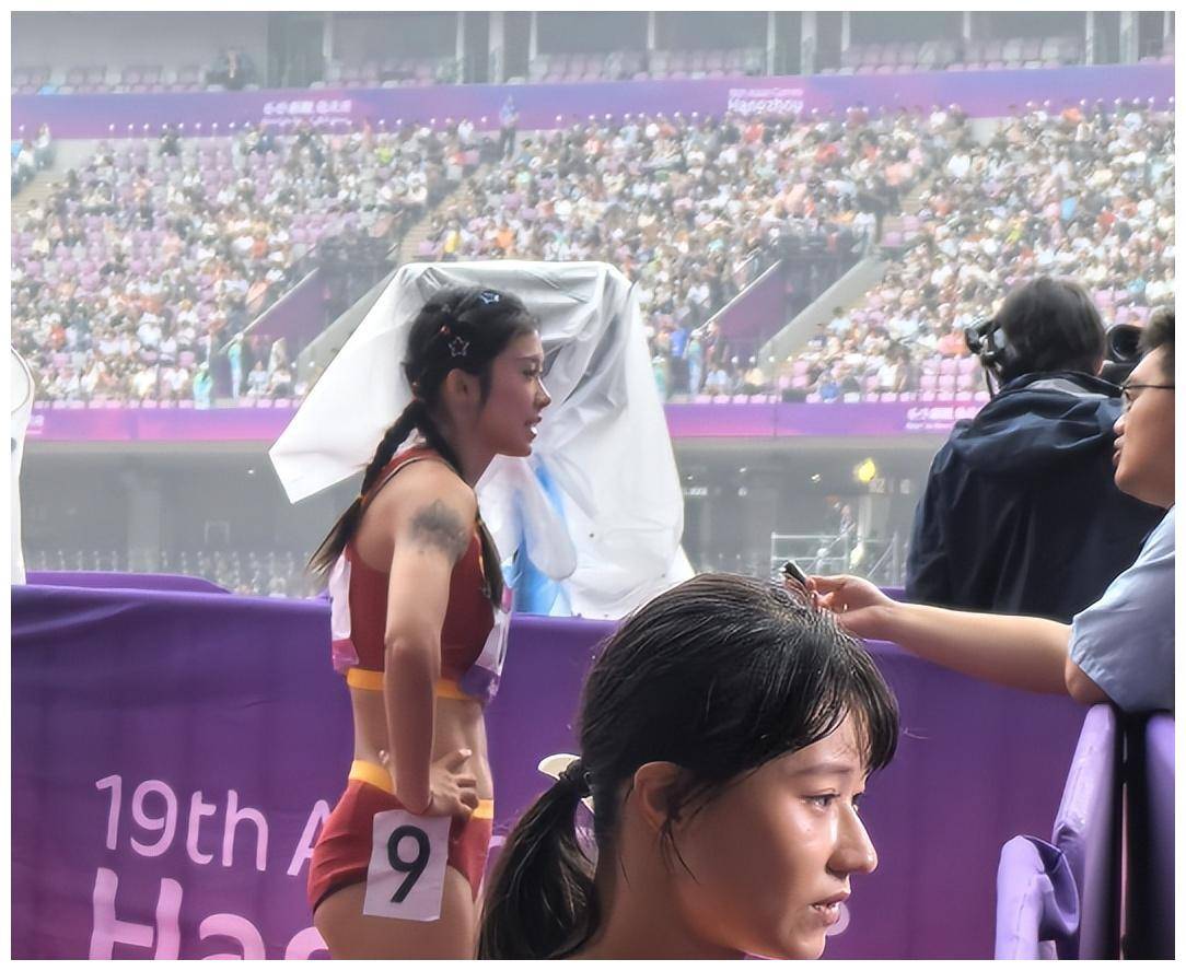 吴艳妮未遮挡纹身仍小组第一晋级:赛后采访被粉丝抓拍_燕妮_比赛_四川