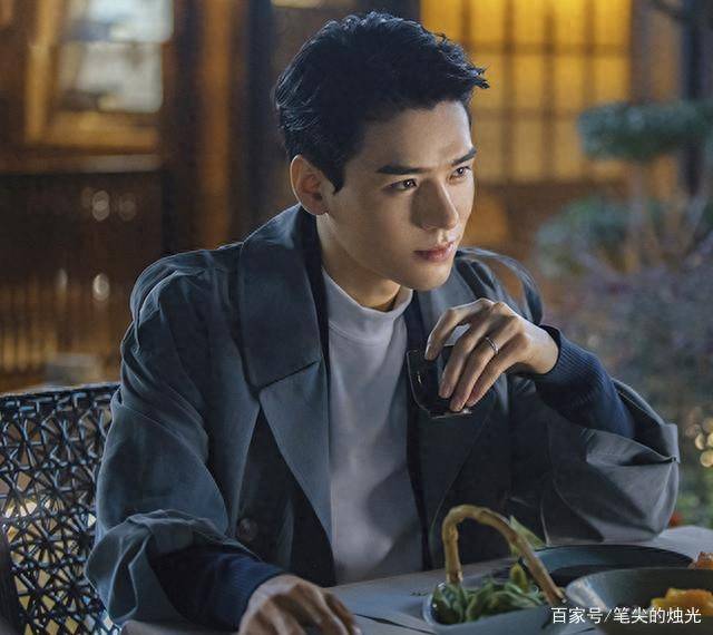 龚俊亮相丝绸之路电影节闭幕式,两套造型曝光,帅气王子范儿十足_电视