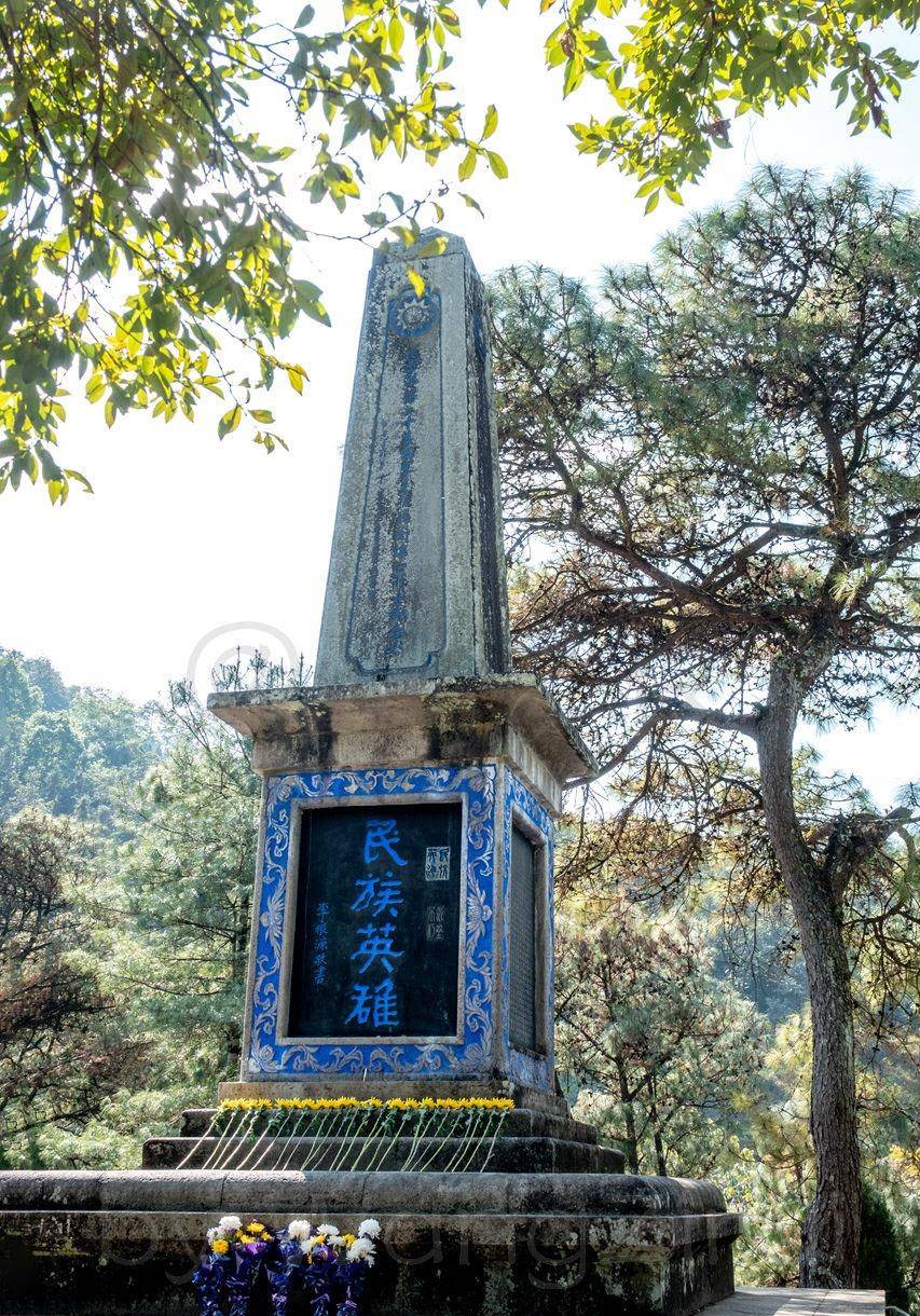 岳英灵"匾额,捐堂正门上悬国民党元老大书法家于右手书的"忠烈祠"匾额