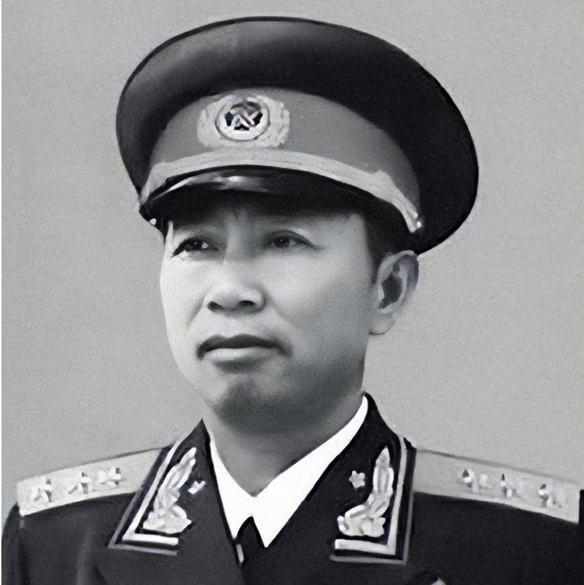 1954年,刘亚楼告诉混血老婆:我这个空军司令靠不住,你得靠自己_翟云英