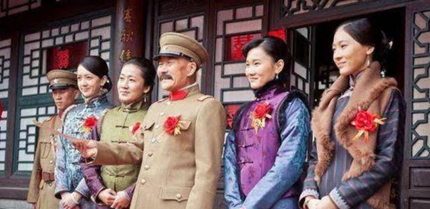 卢寿萱给张作霖生了2个女儿,分别是张怀英和张怀卿.