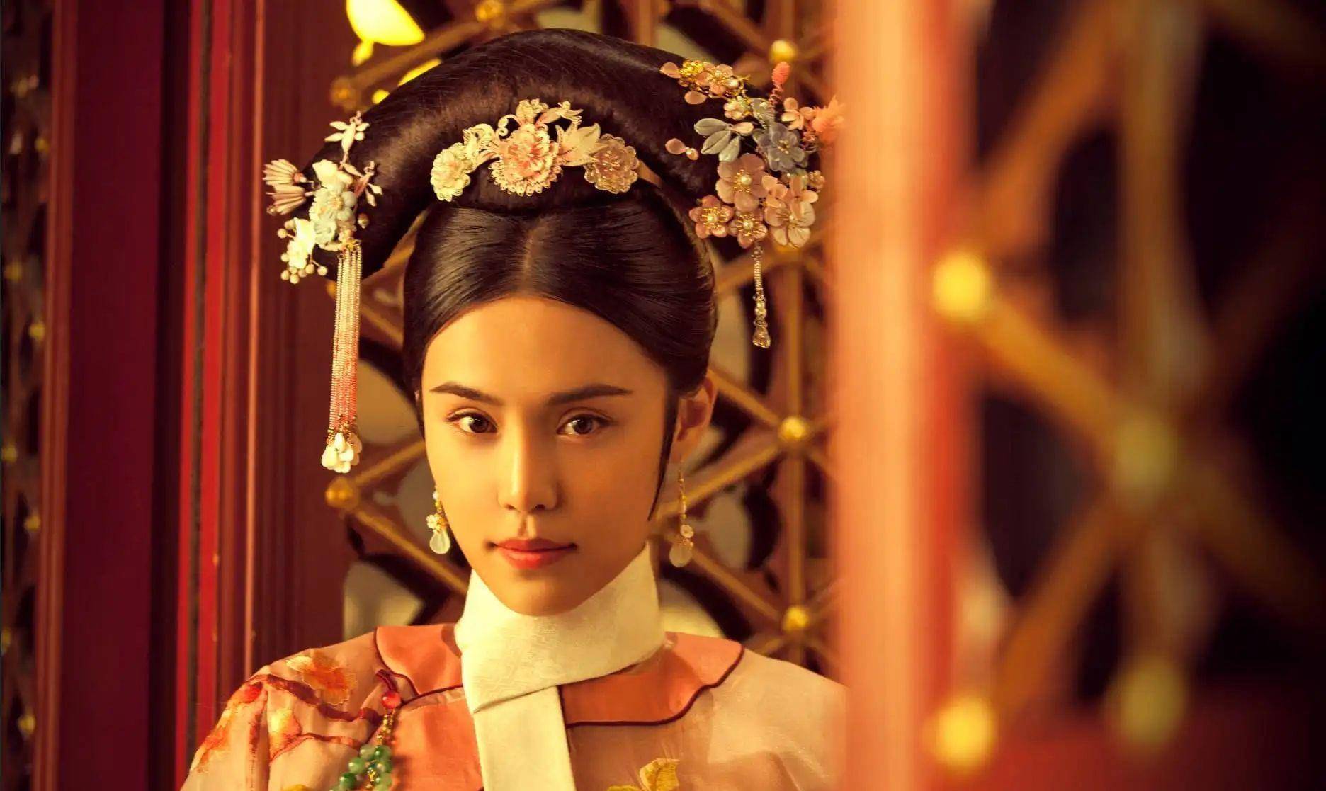 乾隆元年九月二十八日,乾隆下令将黄氏追封为仪嫔:"封格格黄氏为仪嫔