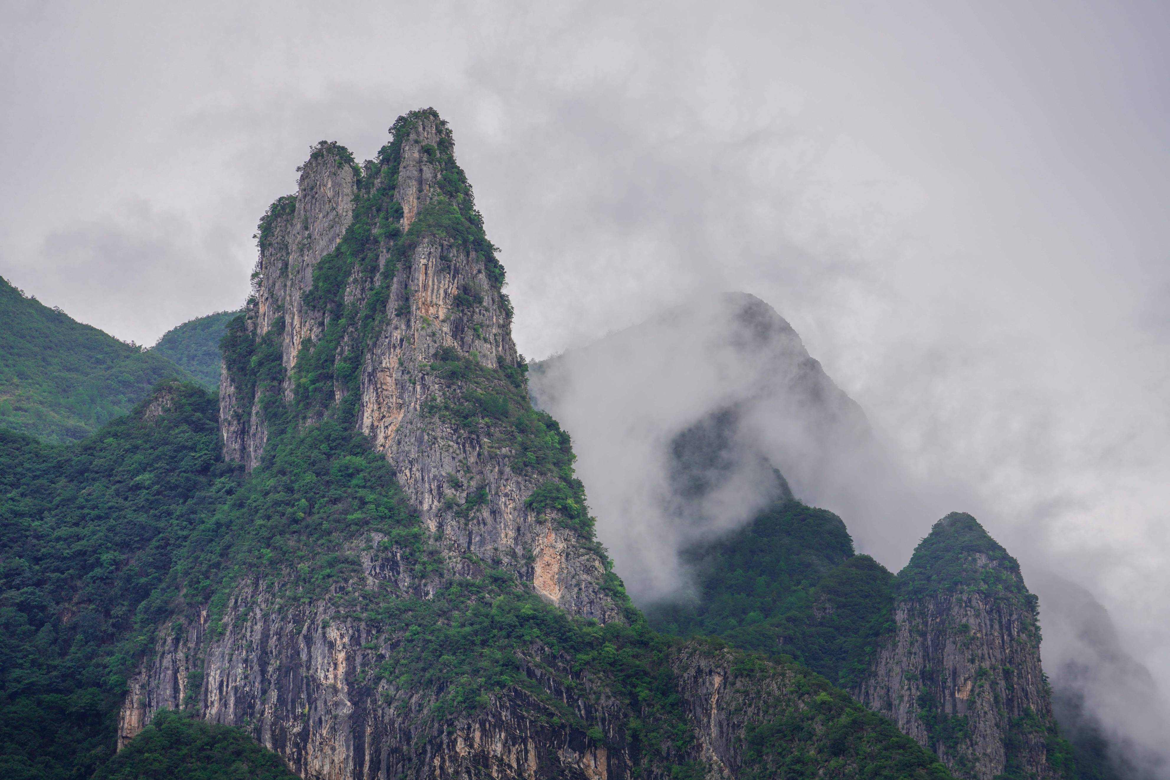 巫山神女峰近景图片图片