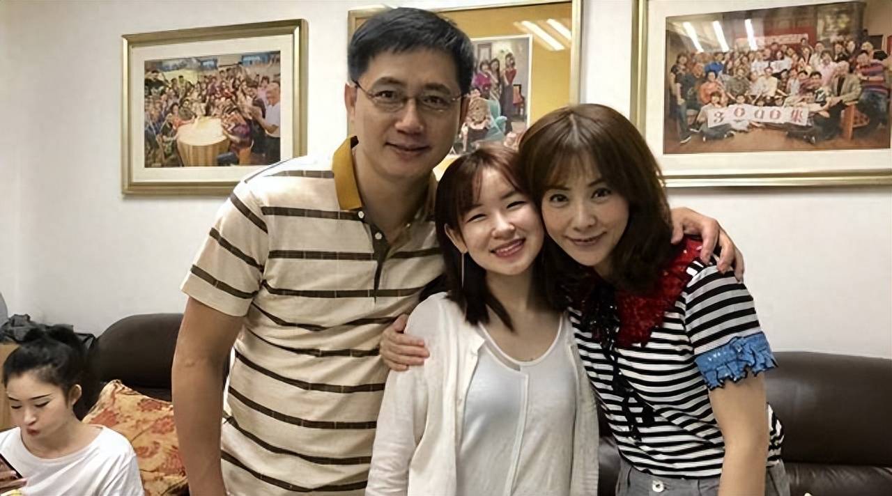 "康枝子"何文茵事隔四年,再与康家人齐露面,可惜她再也回不去_康祈耀