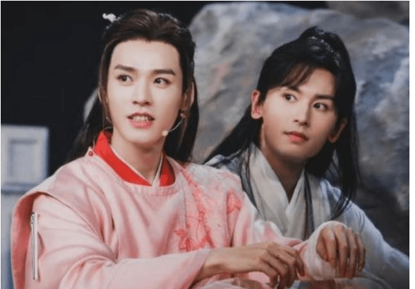 其实,这并不是龚俊第一次出演此类双男主剧作,他之前就在网剧《盛势》