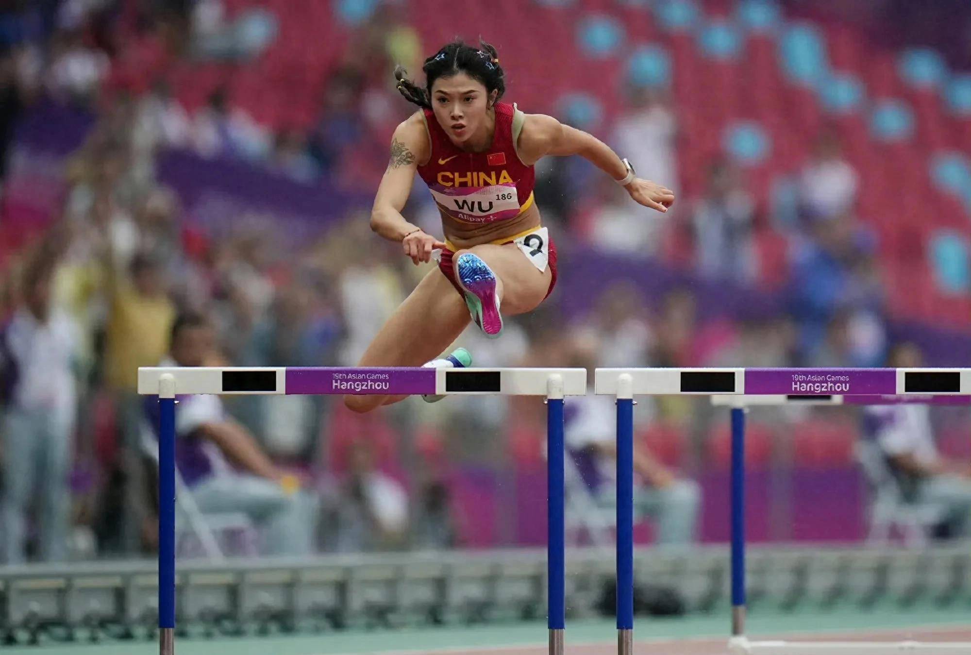 亚运会女子100米栏决赛林雨薇一马当先,吴燕妮抢跑遗憾取消成绩_比赛
