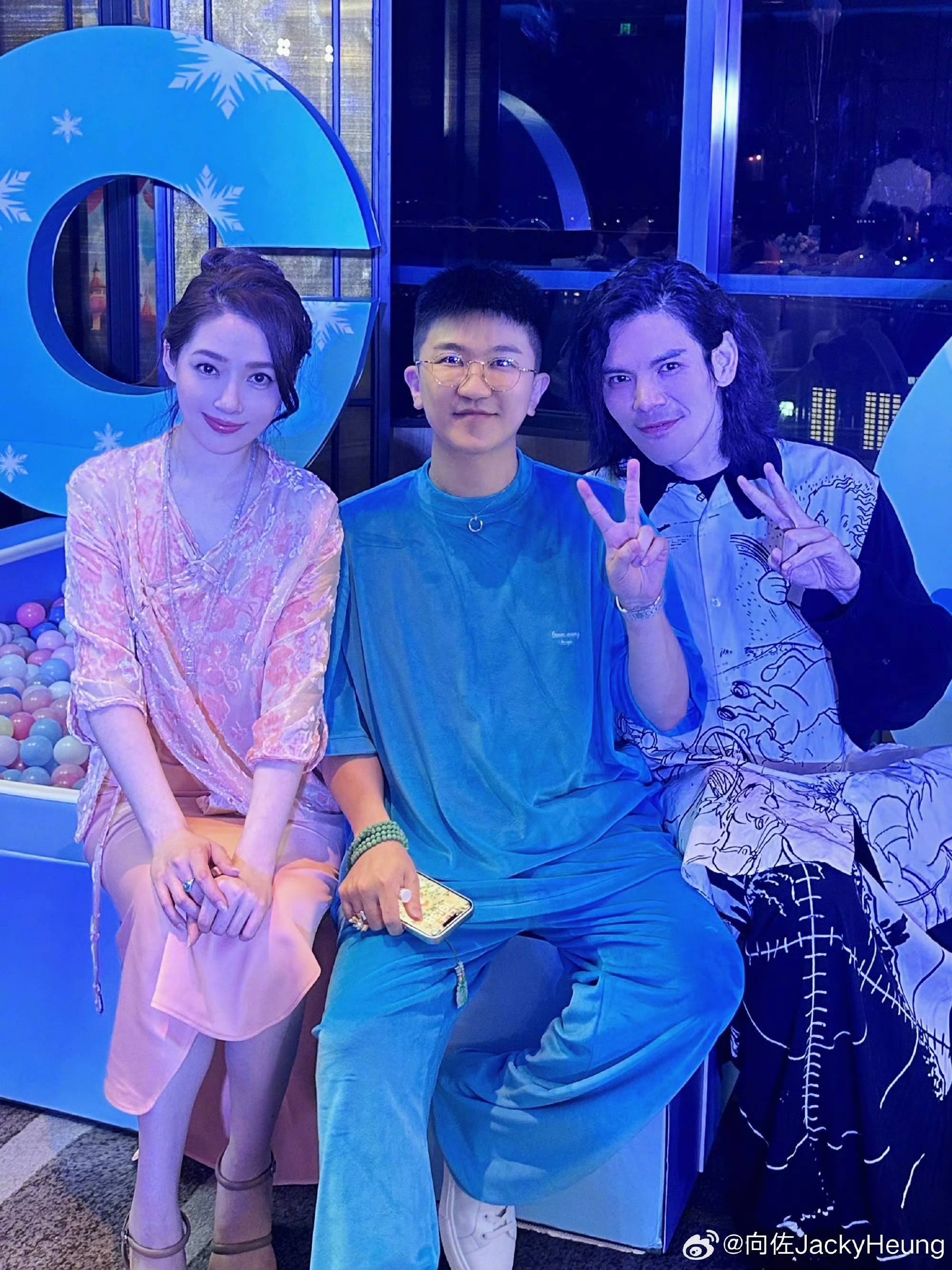 向佐郭碧婷为3岁女儿庆生_手机搜狐网