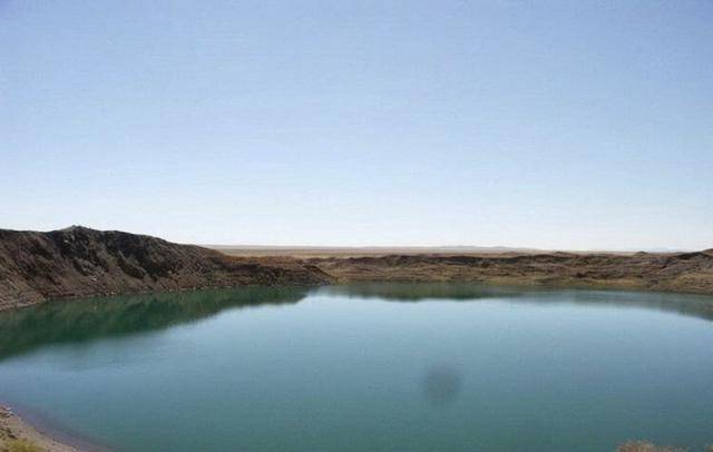 个 430 米宽和 100 米深的漏斗型水库,很快苏联就往这个能容纳800万吨