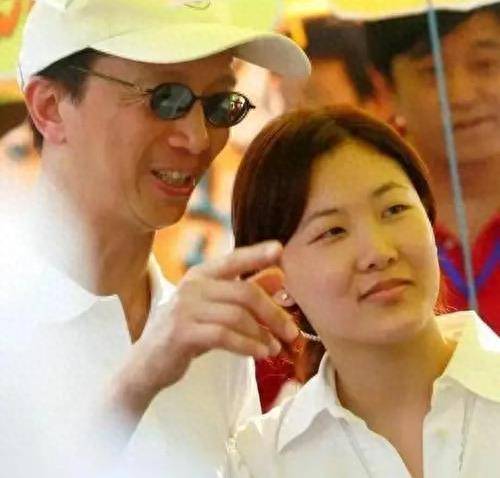 67岁梁锦松为让伏明霞生孩子,花100亿买下亚洲最豪华大医院_陈慧珊