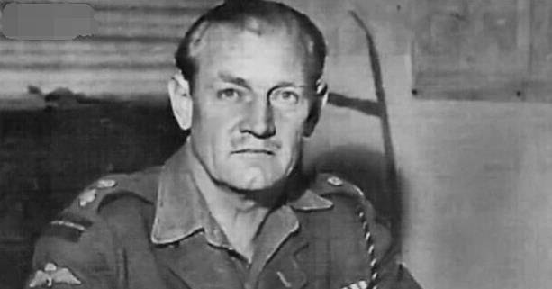 1906年杰克上校出生于英国殖民地锡兰,父亲和祖父都在锡兰做公务员