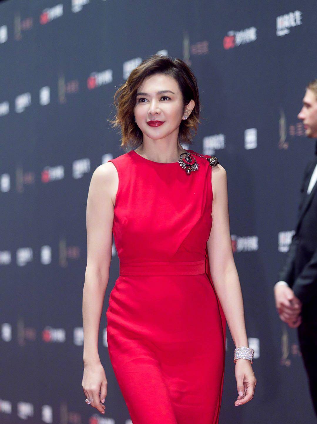 58岁关之琳穿粉西装扮美,法令纹挂不住,合影被女网红"艳压"_造型_外套