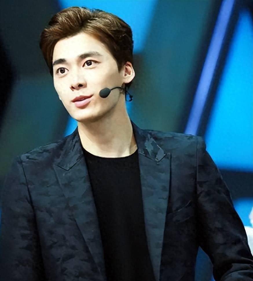 爆李易峰从东南亚出道,变卖了中国全部资产,与工作室集体出国_网友