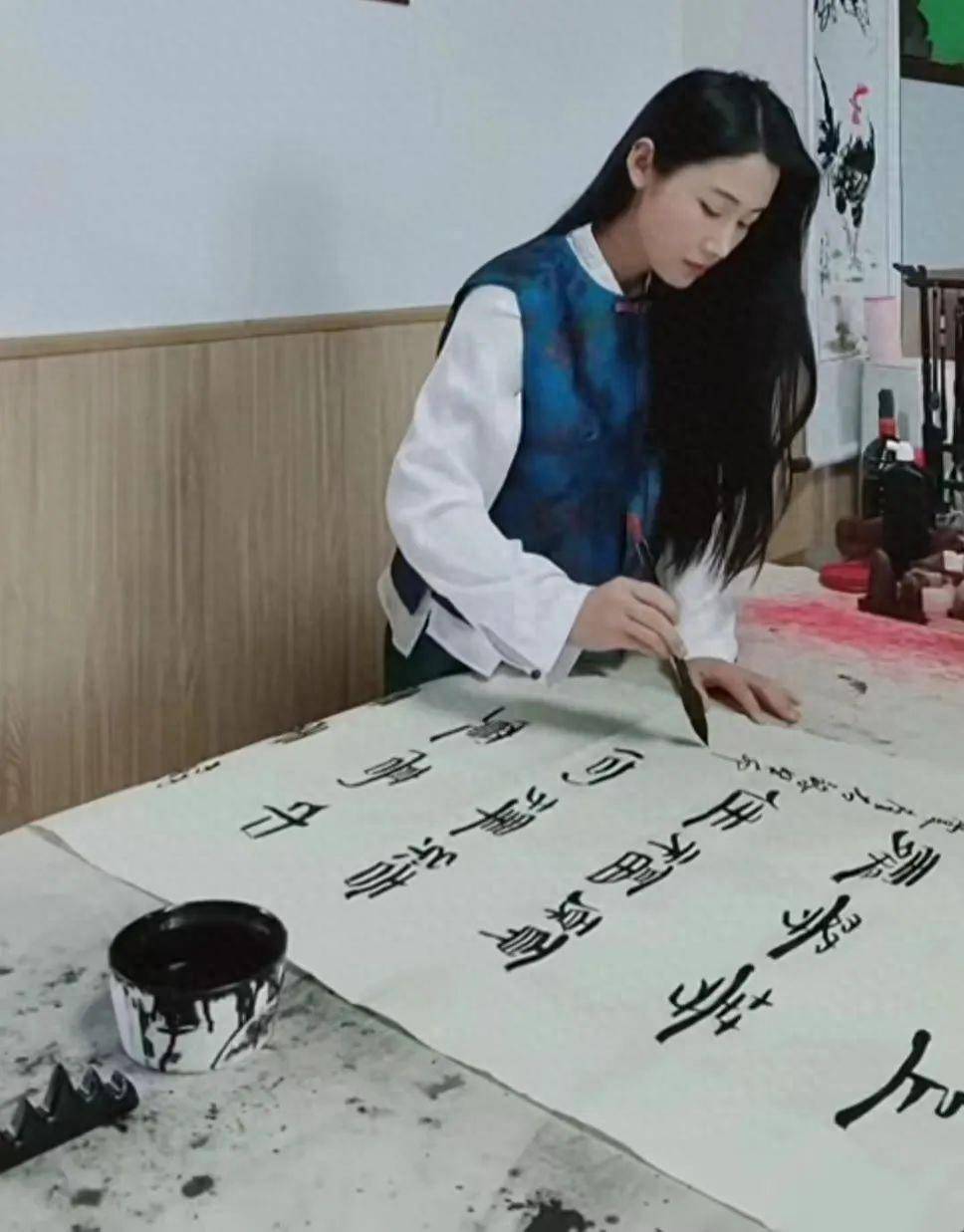 甘肃美女书法家乐儿,颜值与才华并存的中国书坛新星